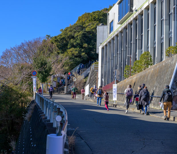 吾妻山公園手前の坂写真