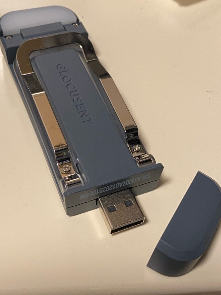 本体クリップオン式のUSBとそのカバー