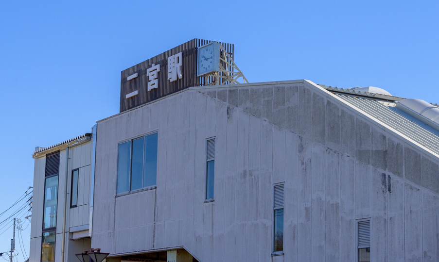 二宮駅前、外からの駅名看板