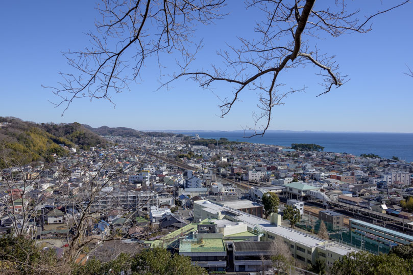 吾妻山公園から見た街と二宮駅、右に海、左に山の風景
