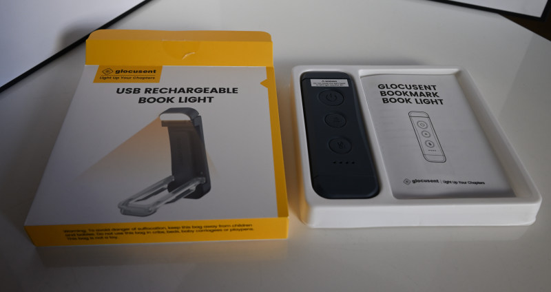Glocusent読書灯の外箱と中身の本体と取説