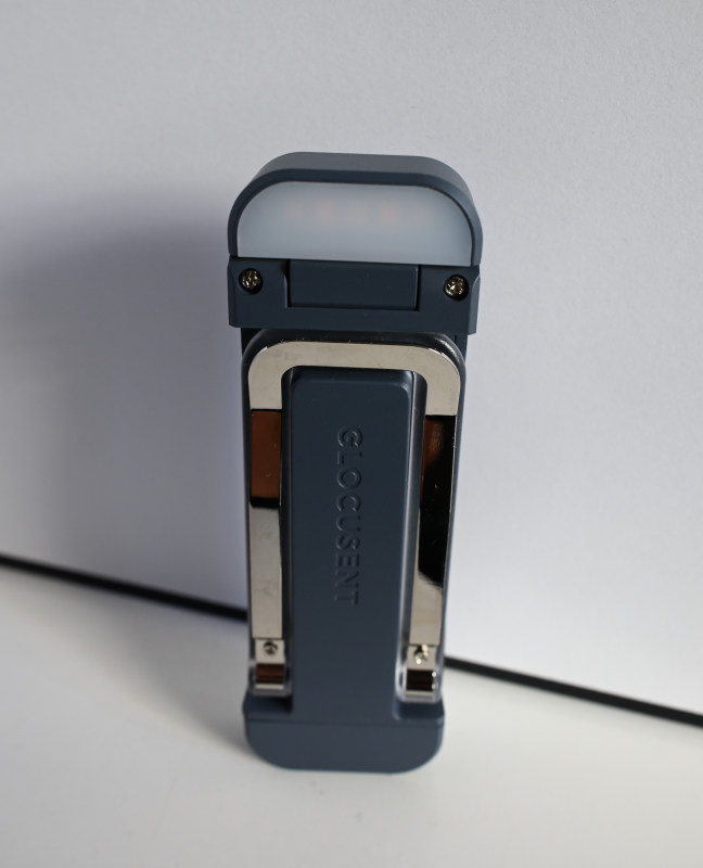 本体の立っている正面図。