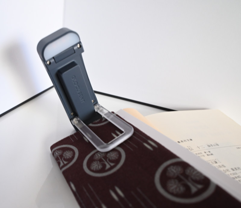 クリップで本を挟んでいる