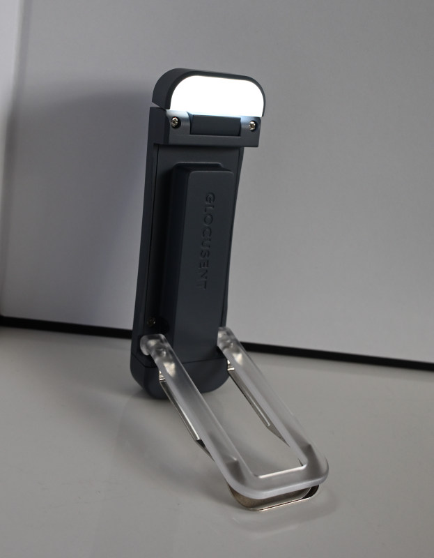 読書灯の灯を付け立てている図